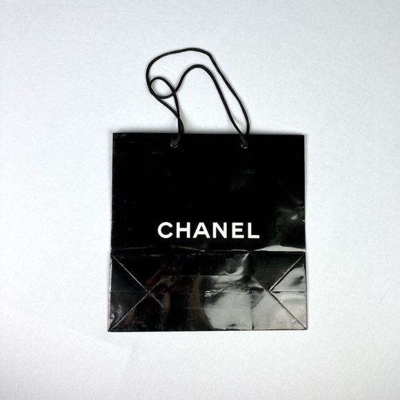 CHANEL Paper Shopping Gift Bag - Medium - Picture 4 of 7